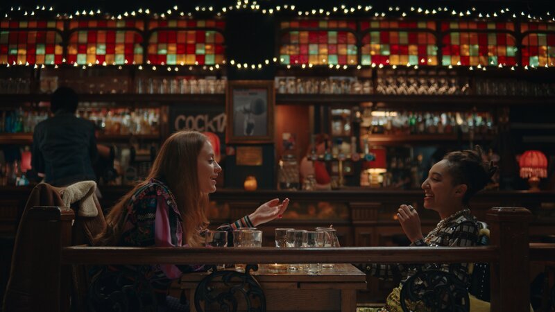 Jen (Máiréad Tyers, l.) und Hannah (Patricia Allison, r.) verstehen sich super. Sie haben sich in der Klinik, in der man den beiden helfen möchte, kennengelernt. Es gibt viele Gemeinsamkeiten in ihrem Leben und ohne Zauberkräfte. – Bild: The Walt Disney Company Limited