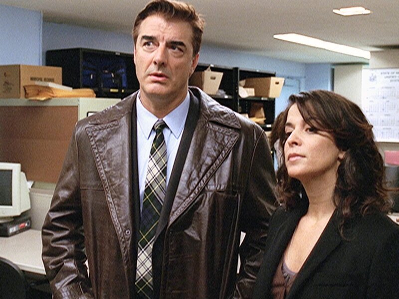 Detective Mike Logan (Chris Noth) und seine Partnerin Carolyn Barek (Annabella Sciorra) untersuchen den Mordfall an einem Ehepaar. – Bild: VOX