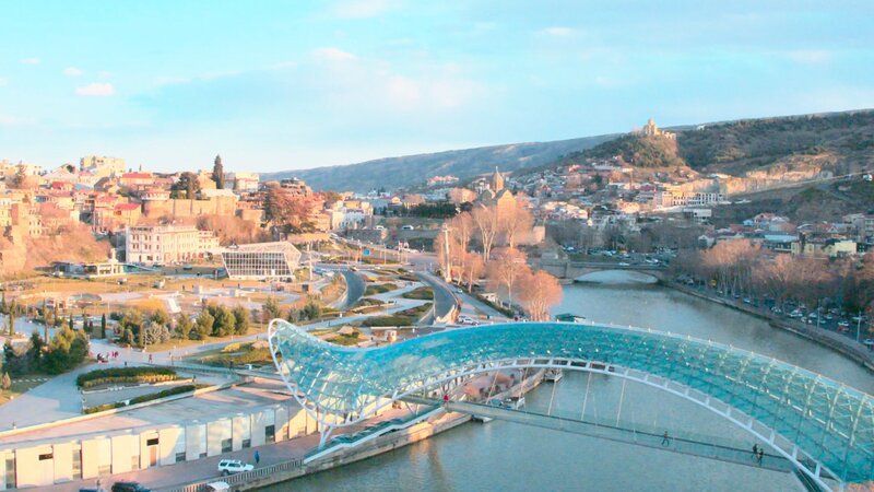 Dies ist ein Foto der Friedensbrücke, einer Fußgängerbrücke über den Fluss Mtkhvari (Kura) in Tiflis, Georgien. – Bild: CuriosityStream-Inc