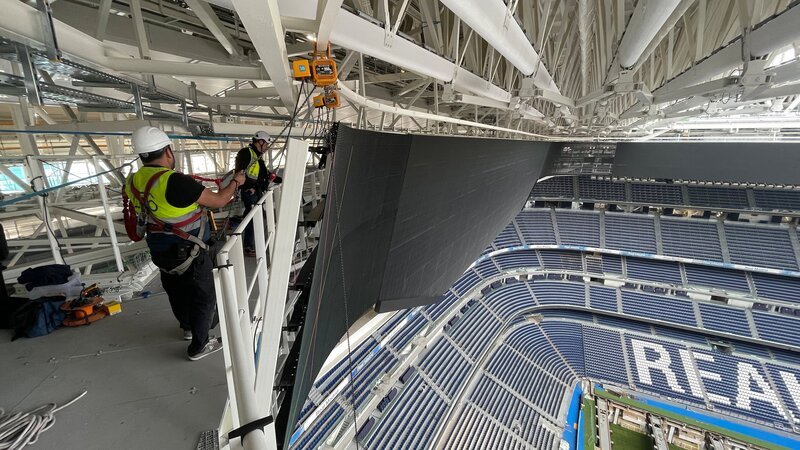 360°-Seitenbildschirme (so genannte Sticks, Seitenteile) werden im Santiago-Bernabéu-Stadion in Madrid auf die Anzeigetafel aufgesetzt. – Bild: Disney+