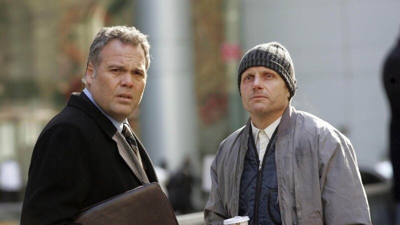 Kurz nachdem Robert Goren (Vincent D’Onofrio, l.) seinem obdachlosen Bruder Frank (Tony Goldwyn) seinen Mantel schenkt, wird eine männliche Leiche gefunden, die eben diesen Mantel trägt. – Bild: VOX/​NBC /​ Virginia Sherwood
