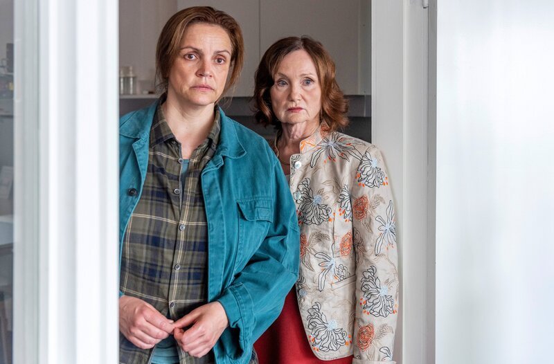Änne (Rebecca Immanuel, l.) und Brigitte Wegmann (Barbara Schnitzler, r.) machen sich Sorgen um ihre Schwester und Tochter Jana. – Bild: ORF/​ONE GATE/​ARD/​Jörg Müller