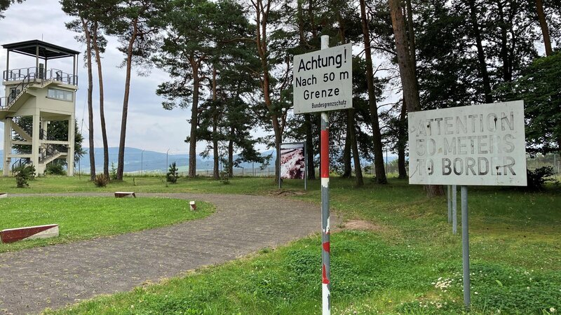 „Point Alpha“ in Hessen: Der Beobachtungsposten der US-Armee lag direkt neben dem hochbewachten Grenzzaun der DDR. – Bild: ZDFinfo