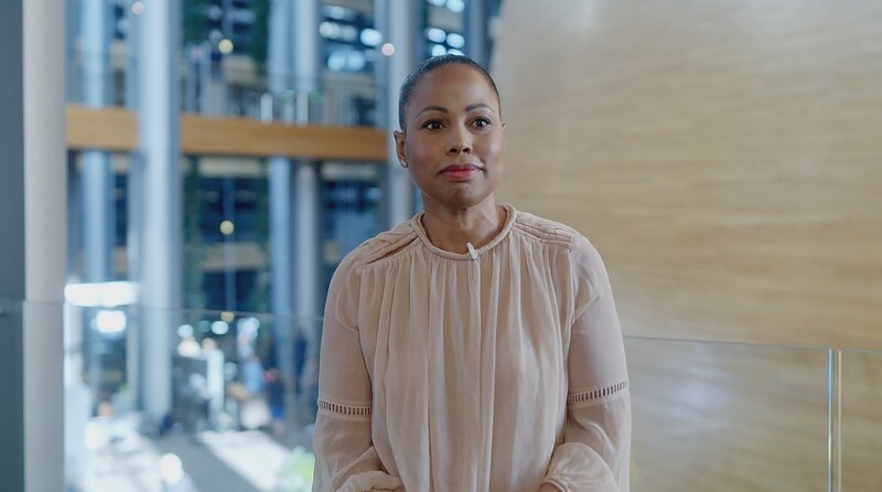 Frauen setzten sich früh für die Vision eines vereinten Europas ein. So Ursula Hirschmann, europäische Föderalistin der ersten Stunde. Nach ihrer Flucht vor den Nationalsozialisten wirkte sie 1941 am radikalen Manifest von Ventotene mit, das als Geburtsurkunde der Europäischen Union gilt. Ihre Überzeugung: Nur die Überwindung der Nationalstaaten kann weitere Weltkriege verhindern. – Die Europa-Abgeordnete Alice Bah Kuhnke im Interview. – Bild: rbb/​LOOKSfilm/​Calypso Logel