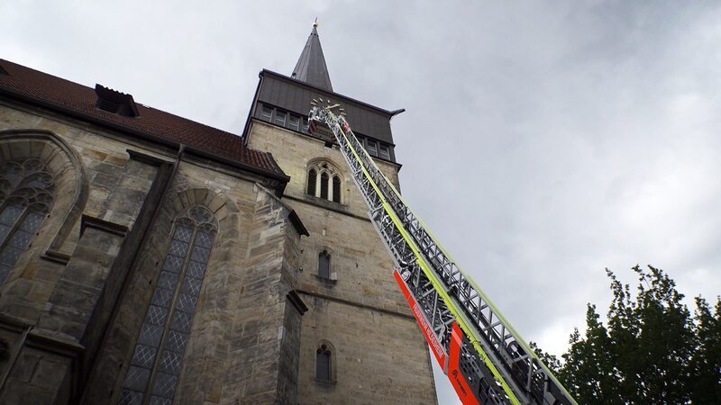 Das Rettungsteam rettet Menschen aus der Kirche. – Bild: Warner Bros. Discovery