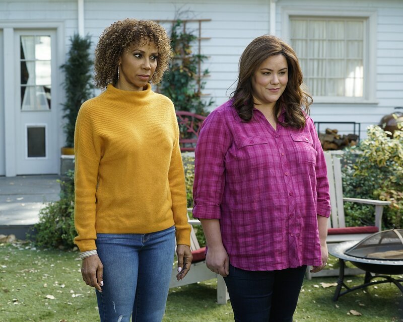 Tami (Holly Robinson Peete, l.); Katie Otto (Katy Mixon, r.) – Bild: 2020 American Broadcasting Companies, Inc. All rights reserved. /​ Kelsey McNeal Lizenzbild frei