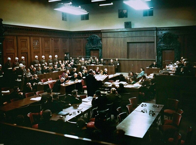 Das Internationale Militärtribunal im Nürnberger Kriegsverbrecherprozess – Bild: phoenix/​Public Domain USHMM