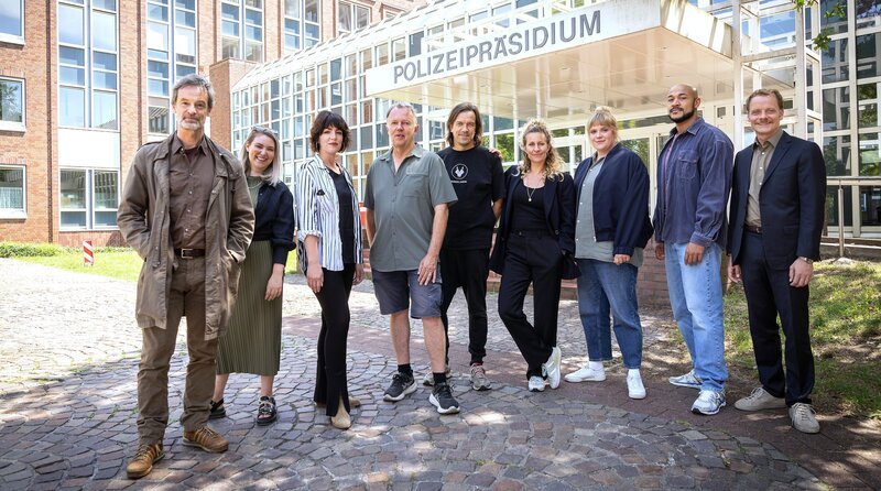 v.l.n.r. Jörg Hartmann (Rolle Peter Faber), Alina Strotkamp, Lucia Staubach, Torsten C. Fischer, Andreas Köhler, Alessija Lause (Ira Klasnič), Stefanie Reinsperger (Rosa Herzog), Malick Bauer (Otto Pösken), Stefan Konarske (Daniel Kossik). – Bild: WDR/​Thomas Kost /​ WDR Kommunikation/​Redaktion Bild