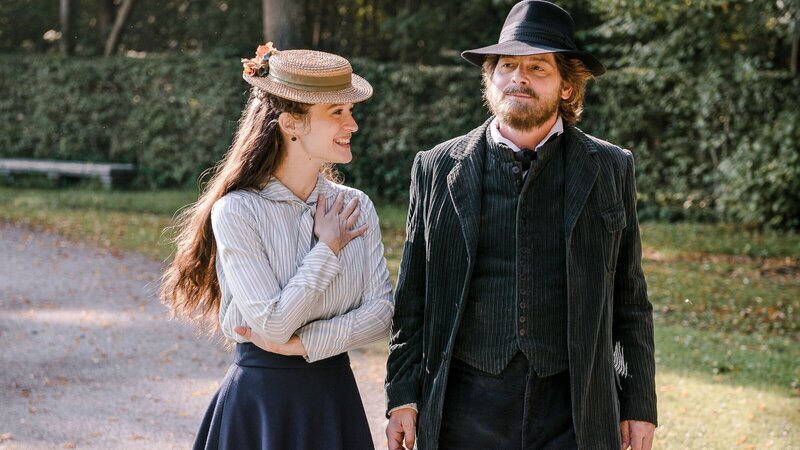 Friederike Becht (Käthe), Fritz Karl (Max). – Bild: ZDF und ORF/​EPO-Film/​Hendrik Heiden