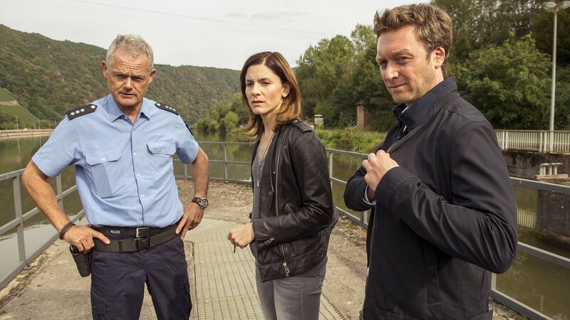 Die Ermittler Judith Mohn (Christina Hecke, M.) und Freddy Breyer (Robin Sondermann, r.) können Kleidung und Wertsachen des Mordopfers im Wasser bergen. An der gleichen Stelle wurde Jahre zuvor das Eigentum einer Vermissten gefunden. Könnte es sein, dass die beiden Fälle zusammenhängen? – Bild: ZDF und Manuela Meyer