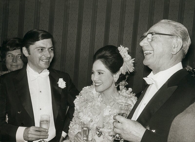 Dewi Sukarno und ihr damaliger Verlobter Francisco Paesa auf dem Wiener Opernball (10. Februar 1972). – Bild: ZDF/​AP-Photo