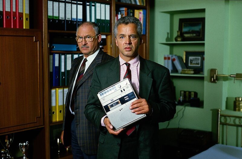 Season 12, season base content: Leo Kress (Rolf Schimpf) ist verwundert, als Gerd Heymann (Michael Ande) einen Kassettenrecorder entdeckt. Welche Rolle hat er bei dem Selbstmord Max Lamberts gespielt? – Bild: ZDF; Mike Gallus