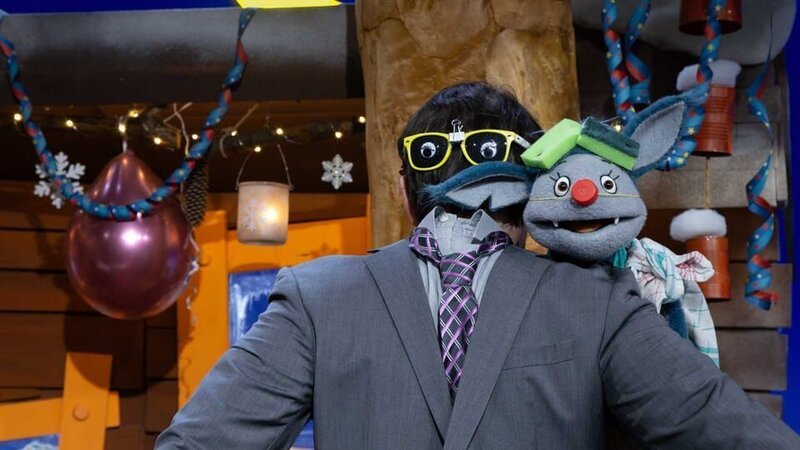 Fidi und Juri feiern Karneval mit bunten Kostümen und viel Spaß. – Bild: KiKA