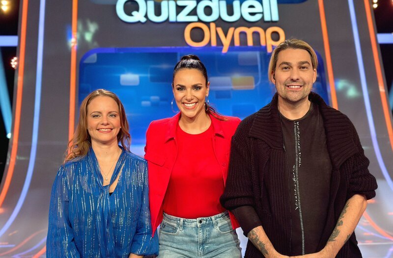 Moderatorin Esther Sedlaczek (M.) mit den Kandidaten des Teams „Klassik“: Julia Fischer (l.) und David Garrett (r.). – Bild: ARD/ITV Studios Moderatorin Esther Sedlaczek (M.) mit den Kandidaten des Teams „Klassik“: Julia Fischer (l.) und David Garrett (r.). – Bild: ARD/ITV Studios