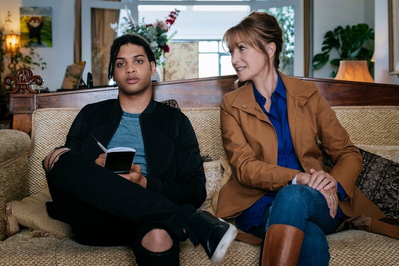 Fergus (Rohan Nedd) hat ohne Harrys (Jane Seymour) Wissen eine gemeinsame Detektei gegründet. Nun findet sie sich auf dem Sofa ihrer ersten richtigen Klientin wieder. – Bild: ZDF und Szymon Lazewski/​Zoe Productions DAC/​AcornTV