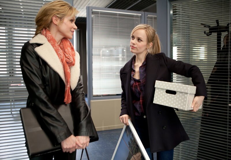 Julia ist jetzt keine Zeugin mehr, sondern eine Tatverdächtige. Sie muss ihren Platz räumen, für die selbstbewusste Kommissarin Diana Fabich. – Bild: Daniela Incoronato