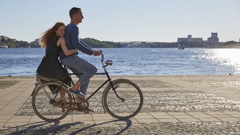 Eva (Sina-Valeska Jung) wird von Alban (Mike Hoffmann) zur Arbeit gefahren. – Bild: ZDF und Daniel von Malmborg