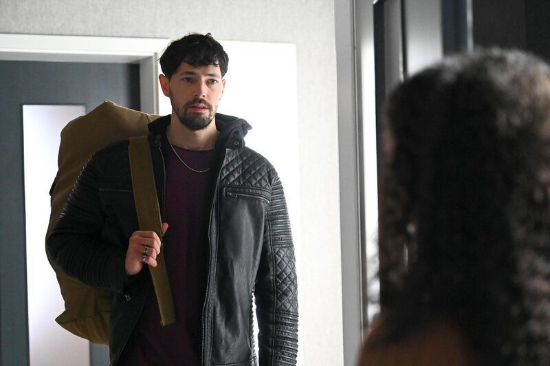 Imani bleibt trotz Mikas (Daniel Noah) Bemühungen skeptisch. – Bild: RTL /​ Julia Feldhagen /​ Machtwort einer Mutter