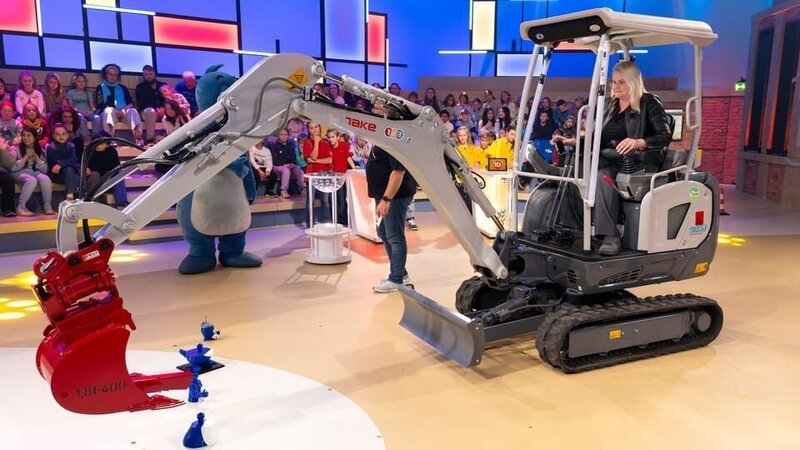 Baggerfahrerin Sandra Hasenauer in Aktion im „1, 2 oder 3“-Studio. – Bild: ZDF/​Ralf Wilschewski