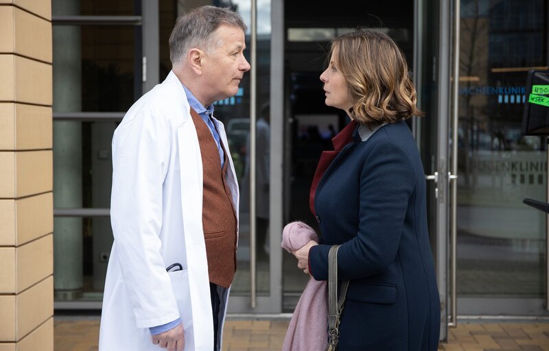 Katjas (Julia Jäger) Tochter möchte nach allem, was passiert ist, zu ihrem Vater ziehen. Roland (Thomas Rühmann) hält das für eine mögliche Lösung. Katja kann es nicht fassen, dass er das so sieht. – Bild: MDR/​Saxonia Media/​Rudolf Wernicke