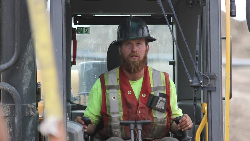 Tyson Lee in an excavator. – Bild: Discovery Communications