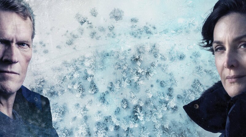 Kommissar William Wisting (Sven Nordin) ermittelt mit der FBI-Agentin Maggie Griffin (Carrie-Anne Moss) in einer Moderserie. Weiteres Bildmaterial finden Sie unter www.br-foto.de. – Bild: ARD Degeto/​Wisting Production A/​S