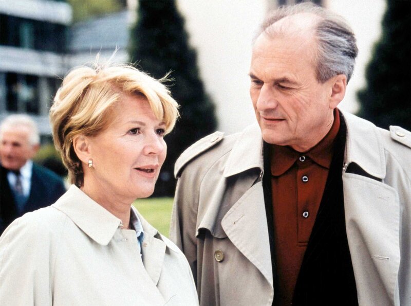 „Klaras Hochzeit“ Großes Glück im zweiten Frühling? Beiläufig erfährt Klara (Christiane Hörbiger,li.), dass ihr zukünftiger Ehemann Gerhart (Dietrich Mattausch) nicht daran denkt, nach der Hochzeit in Rente zu gehen. – Bild: ORF/​Kluge