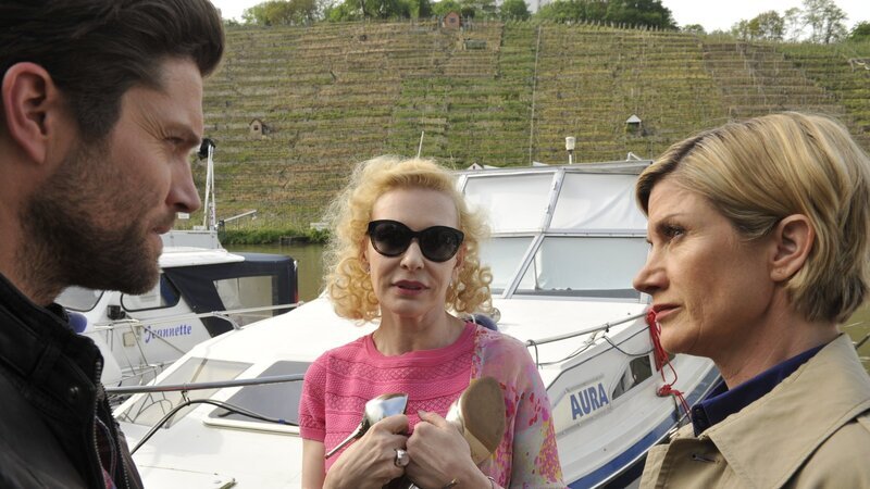 Martina Seiffert (Astrid M. Fünderich, r.) und Jo Stoll (Peter Ketnath, l.) können nicht fassen, was ihnen die Krimischriftstellerin Vicky Heller (Sunnyi Melles, M.) gerade mitgeteilt hat und fragen sich, ob diese so kaltblütig ist, dass sie auch einen Mord begehen würde. – Bild: ZDF und Markus Fenchel