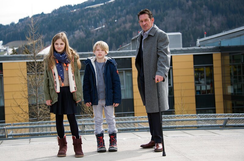 Unternehmer Johann Kessler (Max Tidof, r.) mit seinen Enkelkindern Nadine (Johanna Bergler, l.) und Janosch (Leo Bilicky, M.). – Bild: ORF/​ZDF/​Thomas R. Schumann