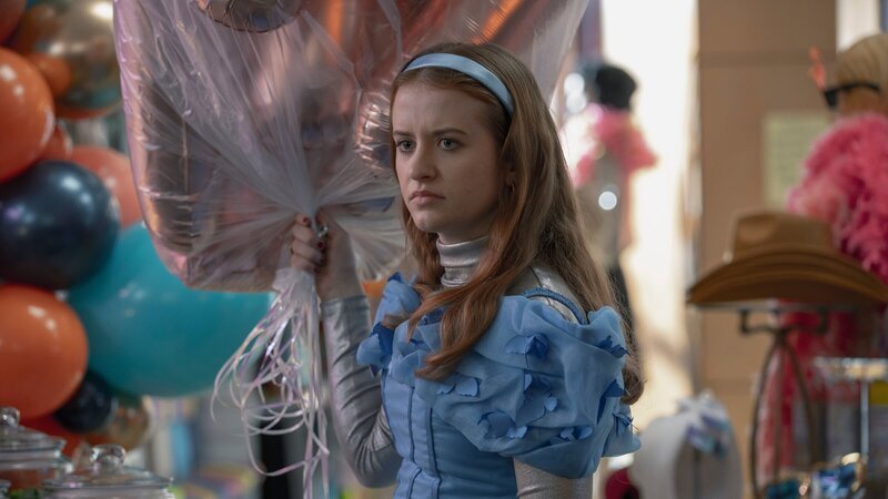 Jen (Máiréad Tyers) ist von ihrem Job in einem Fachgeschäft für Kostüme und Partybedarf frustriert. Doch nichts bringt ihre Geduld mehr an ihre Grenzen, als Party-Luftballons für den Geburtstag ihrer Stiefschwester zu kaufen. – Bild: ZDF und Natalie Seery