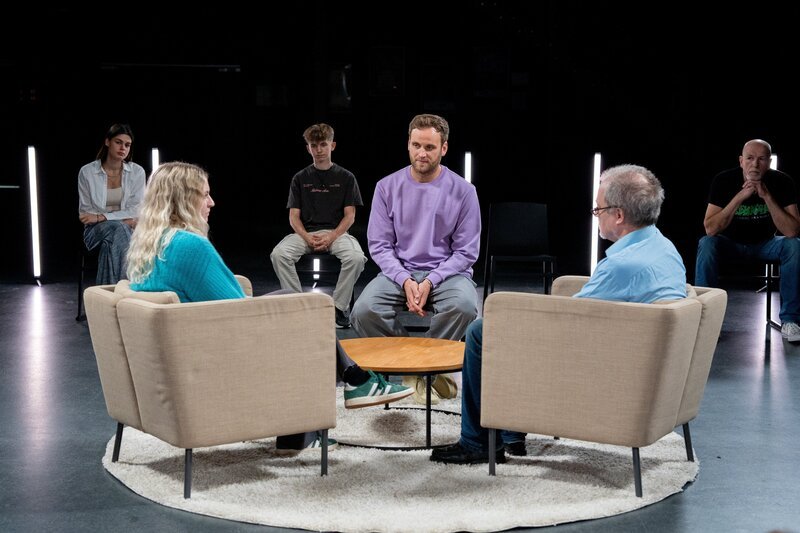 Psychologe Leon Windscheid (M.) spricht mit Teilnehmenden des Sozialexperiments über ihre Vater-Kind-Beziehungen. – Bild: Marius Fuchtmann /​ ZDF