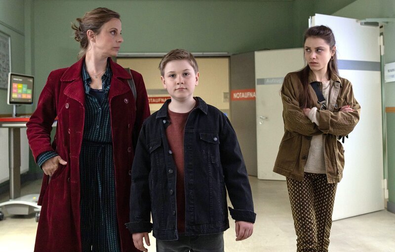 Emma (Vivien Sczesny, re.) und Hanno Brückner (Kasimir Brause, mi.) wollen von ihrer Mutter Katja (Julia Jäger, li.) den wahren Grund wissen, warum ihr Vater nach Leipzig gekommen ist. Für Katja ist die Situation kaum ertragbar. Wie soll sie ihren Kindern sagen, dass es um die Scheidung ging, wenn ihr Vater nun schwer verletzt in der Klinik liegt? – Bild: MDR/​Saxonia Media/​Rudolf Wernicke