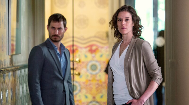 Xavi (Clemens Schick) und Fina (Anne Schäfer) müssen den rätselhaften Tod eines Tauchers aufklären. – Bild: ORF/​Beta Film/​Degeto/​Dreamtool Entertainment
