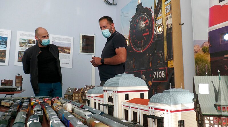 Eisenbahnmarkt in Athen. Sogar den Peloponnesbahnhof gibt es in 1:87. – Bild: SWR/​Rüdiger Lorenz