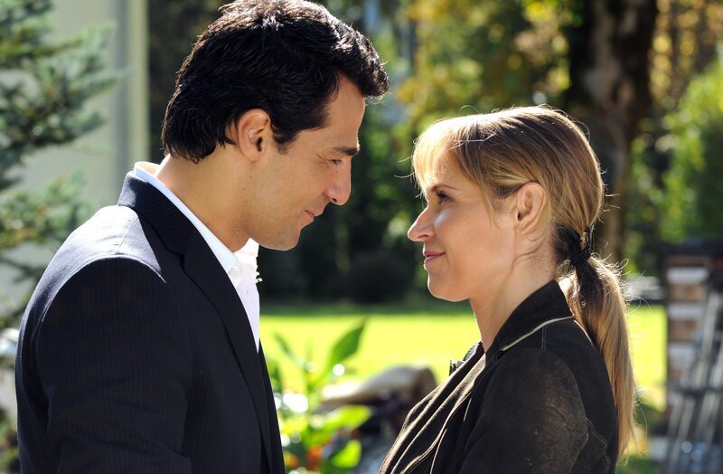 Erol Sander (Dr. Daniel Guth), Anica Dobra (Miriam Berghoff-Guth). – Bild: ORF/​Mona Film/​Oliver Rot