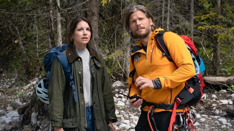 Franziska Schusser (Bianca Hein) macht sich große Vorwürfe, weil sich ihre Tochter nicht ihr, sondern Markus (Sebastian Ströbel) anvertraut hat. – Bild: ZDF und stephanie kulbach