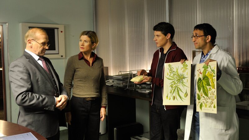Jan Arnaud (Mike Zaka Sommerfeldt, r.) erklärt seinem Chef Kriminaldirektor Michael Kaiser (Karl Kranzkowski, l.), seiner Kollegin Martina Seiffert (Astrid M. Fünderich) und seinem Kollegen Rico Sander (Benjamin Strecker), dass man aus Hopfen keinesfalls nur Bier herstellen kann. Vielleicht liegt darin das Mordmotiv. – Bild: ZDF und Markus Fenchel