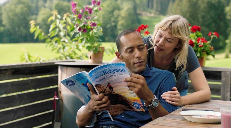 Jerry Paulsen (Peter Marton, l.) träumt vom Klettern, während Johanna Beissl (Vanessa Eckart, r.) die freie Zeit lieber in einem Wellnesshotel verbringen würde. – Bild: ARD/​Lucky Bird Pictures/​Christoph Krauth