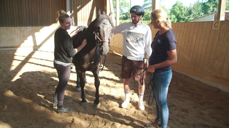 Alina hat das Haus ihres Opas geerbt. Nach nur zwei Jahren Beziehung will sie es nun mit ihrem Freund Pascal herrichten. Die junge Liebe leidet unter dem Stress der Renovierungsarbeiten. Alina ist im Faschingsverein sehr aktiv. – Bild: BR/​rbb/​Markus Hertrich