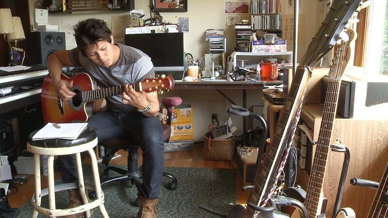 Yamir practices and writes the song he will be performing at the wedding for Chelsea. – Bild: Discovery Communications