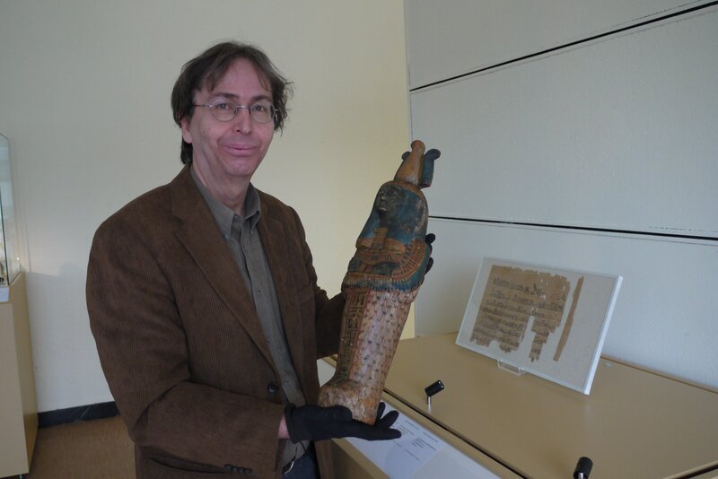 Dr. Luc Delvaux, Konservator der altägyptischen Sammlung am Musées royaux d’Art et d’Histoire in Brüssel, mit einem Fundstück. – Bild: BBC/​Blink Films