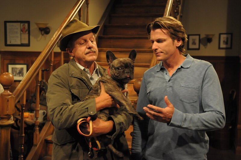 Sebastian ist genervt von Schattenhofers Drängen. Von links: Lorenz Schattenhofer (Werner Rom) und Sebastian Wildner (Herbert Ulrich). – Bild: BR/​Jo Bischoff