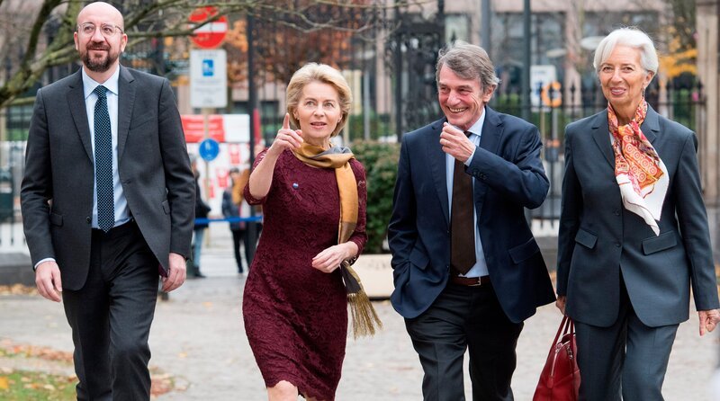 Politik und Wirtschaft sind keine reine Männerdomäne mehr. EU-Kommissionspräsidentin Ursula von der Leyen und Christine Lagarde, die Präsidentin der Europäischen Zentralbank, sind die beiden mächtigsten Frauen der EU. Was hat sie geprägt und was treibt sie an? Mit welchen Mitteln setzen sich Frauen durch? Wie gelingt der Aufstieg? – Charles Michel, Ursula von der Leyen, David Sassoli und Christine Lagarde (v.l.n.r.) bei den Feierlichkeiten im Haus der Europäischen Geschichte in Brüssel. – Bild: rbb/​Europäische Union