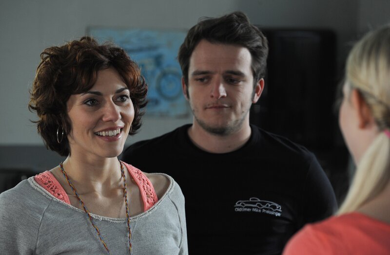 Fanny freut sich Yvi kennenzulernen. Von links: Fanny Lechner (Katrin Ritt), Florian Brunner (Tommy Schwimmer) und Yvonne Preissinger (Alexa Eilers). – Bild: BR/​Marco Orlando Pichler