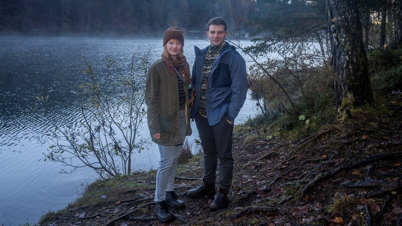 „Schnee von Gestern – Landkrimi“: Chefinspektorin Melanie Grandits (Marlene Hauser) und Chefinspektor Martin Steiner (Simon Morzé) ermitteln. – Bild: ZDF und Stefanie Leo
