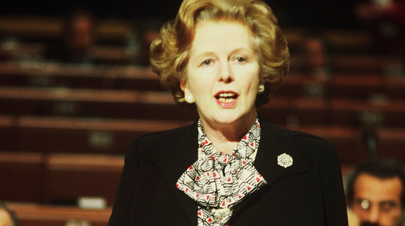 Seit den späten 1960ern kämpfen Frauen in ganz Europa für ihre Rechte. Auf Demonstrationen und in den Parlamenten fordern sie Gleichstellung, bessere Arbeitsbedingungen und das Recht auf Abtreibung. Eine von ihnen ist Simone Veil, die 1979 die erste EU-Parlamentspräsidentin wird. Eine andere ist Margaret Thatcher, die als „Iron Lady“ bis heute polarisiert. – Die britische Premierministerin Margaret Thatcher im Europaparlament in Straßburg. – Bild: rbb/​Europäische Union