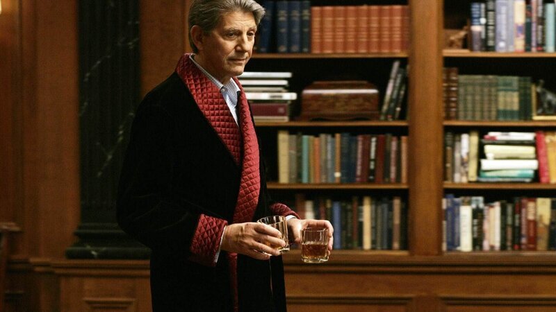 Lionel Shill (Peter Coyote), ein erfolgreicher Autor, fungierte als Mentor einer ermordeten Nachwuchsautorin. Hat er etwas mit ihrem Tod zu tun? – Bild: RTL /​ USA Network
