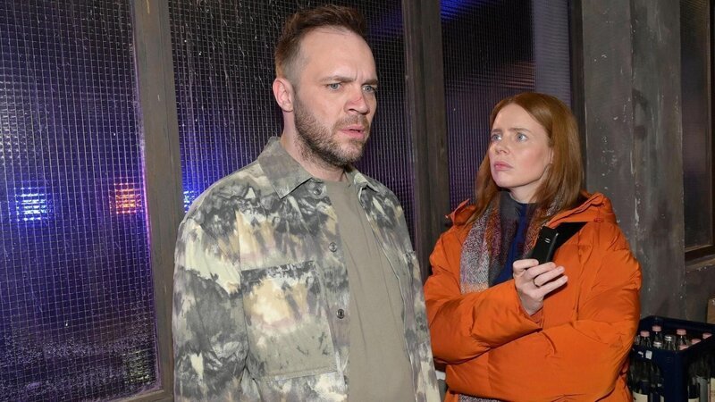 In seiner Überforderung flüchtet sich Erik (Patrick Heinrich) bei Toni (Olivia Mareii) in Vorwürfe gegenüber Toni. – Bild: RTL