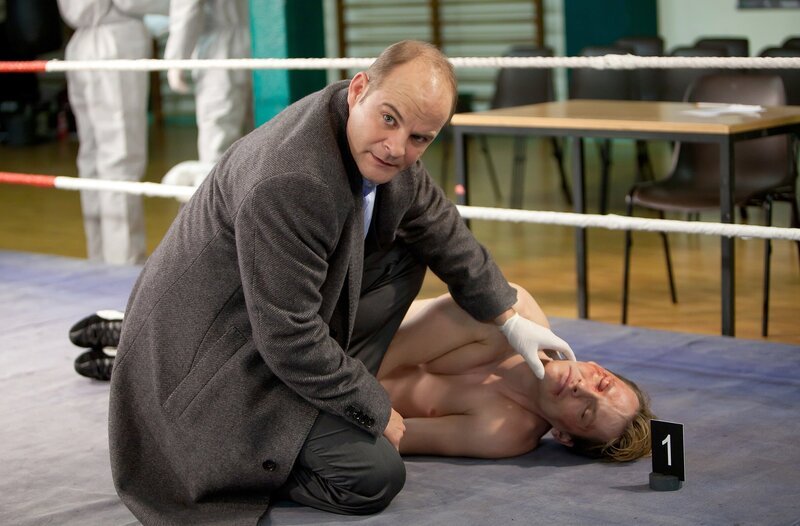 Profiboxer Rico Stoltz (Jan Andres, l.) bricht bei einem Box-Wettkampf zusammen und stirbt noch im Boxring. Johannes Sonntag (Matthias Klimsa, l.) ermittelt. – Bild: ARD/​Daniela Incoronato