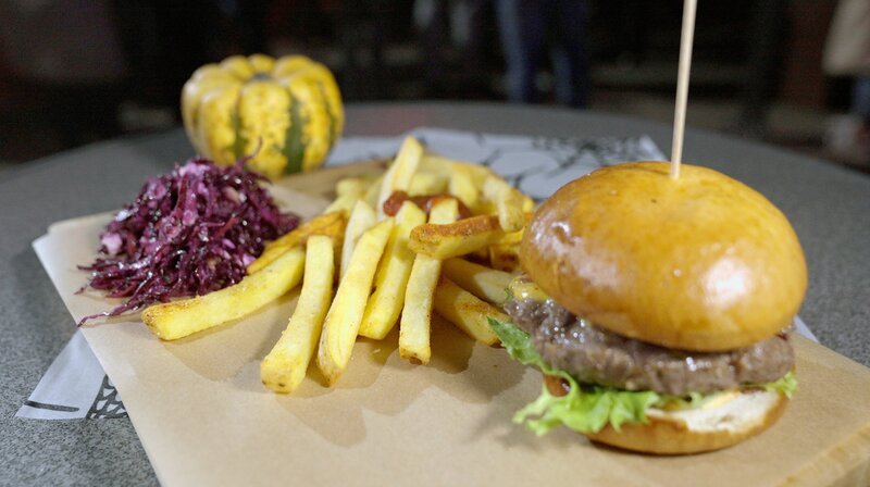 Die Hauptspeise von Food-Truckerin Larissa Braun: Rindfleischburger mit Fritten, Zucchini-Chutney und Rotkohlsalat – Bild: HR